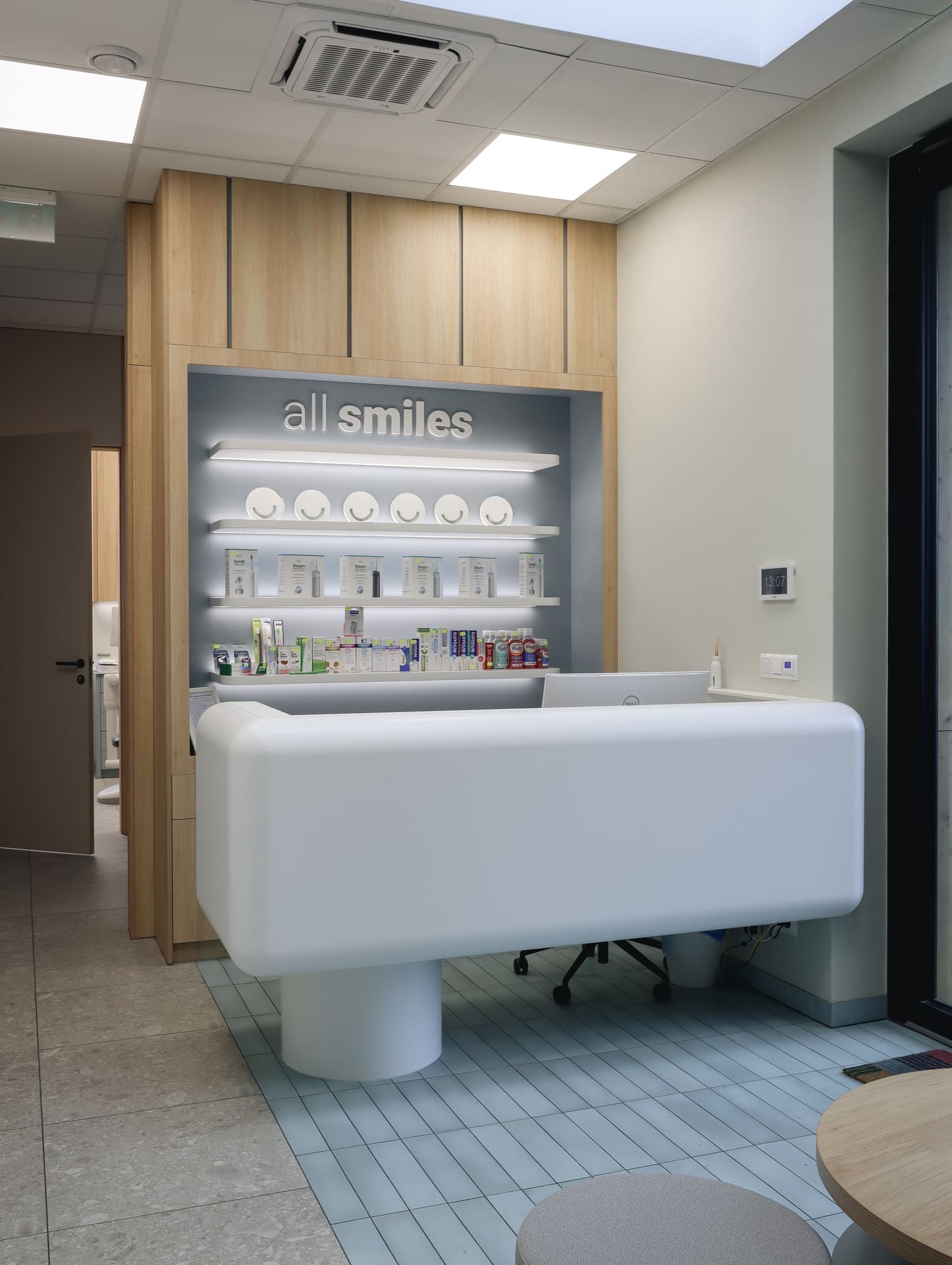 recepcja kliniki stomatologicznej all smiles z produktami na półkach